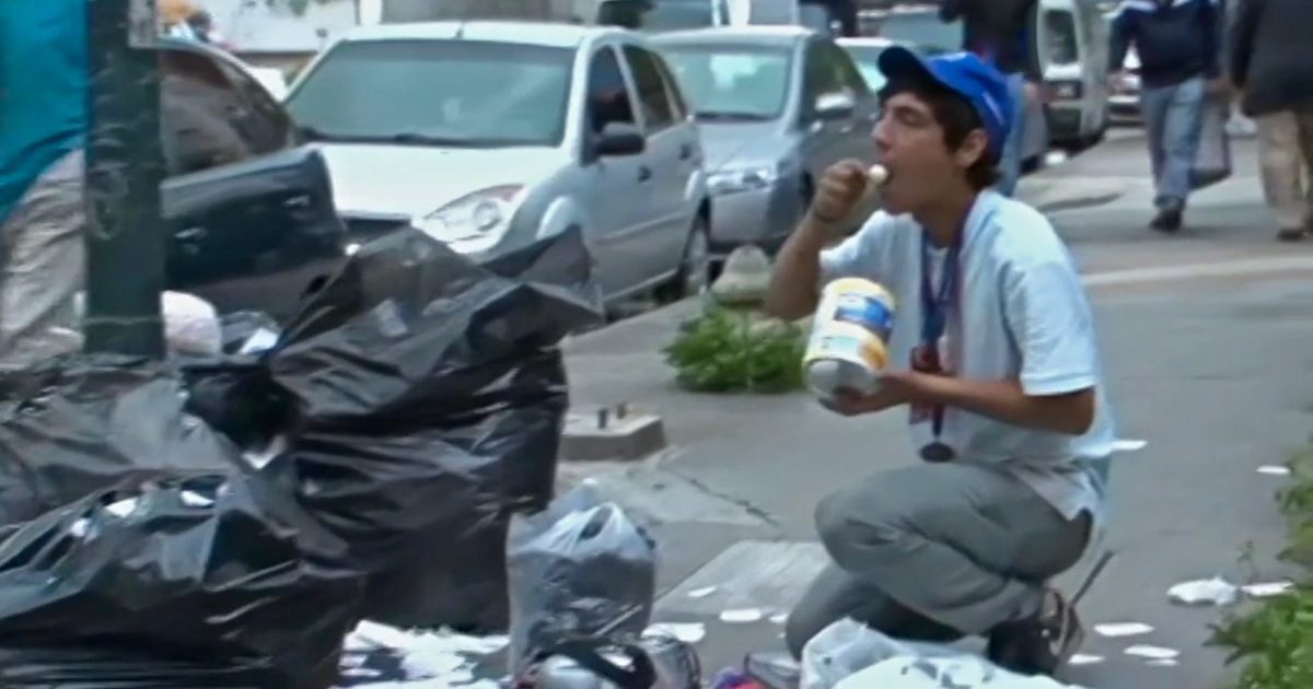 Venezuelan_eating_from_garbage