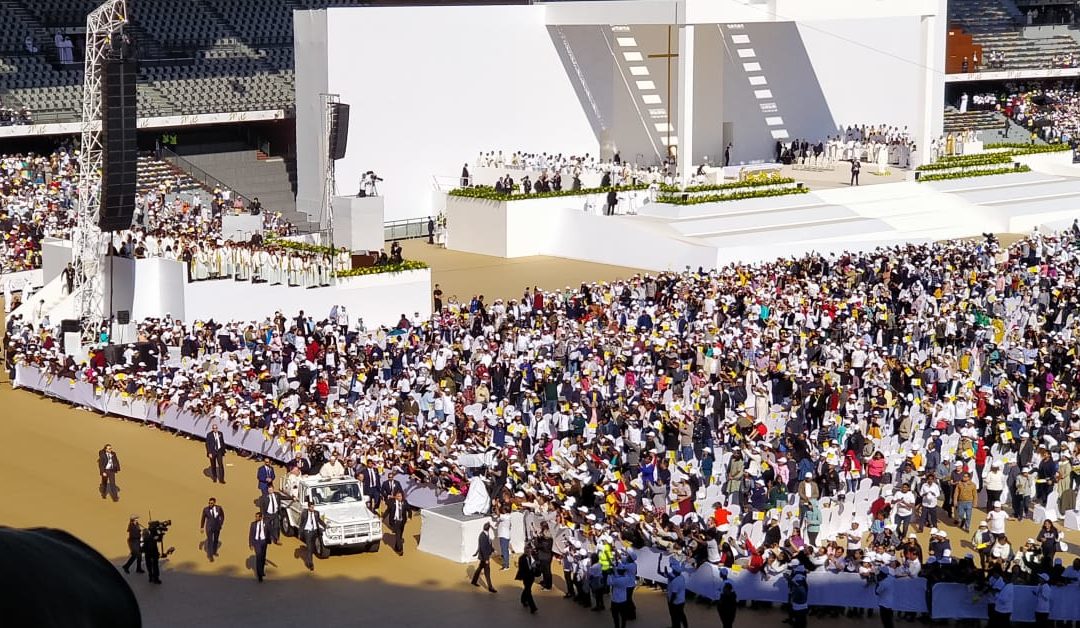 Papa fala da felicidade em missa histórica com 4 mil muçulmanos a assistir