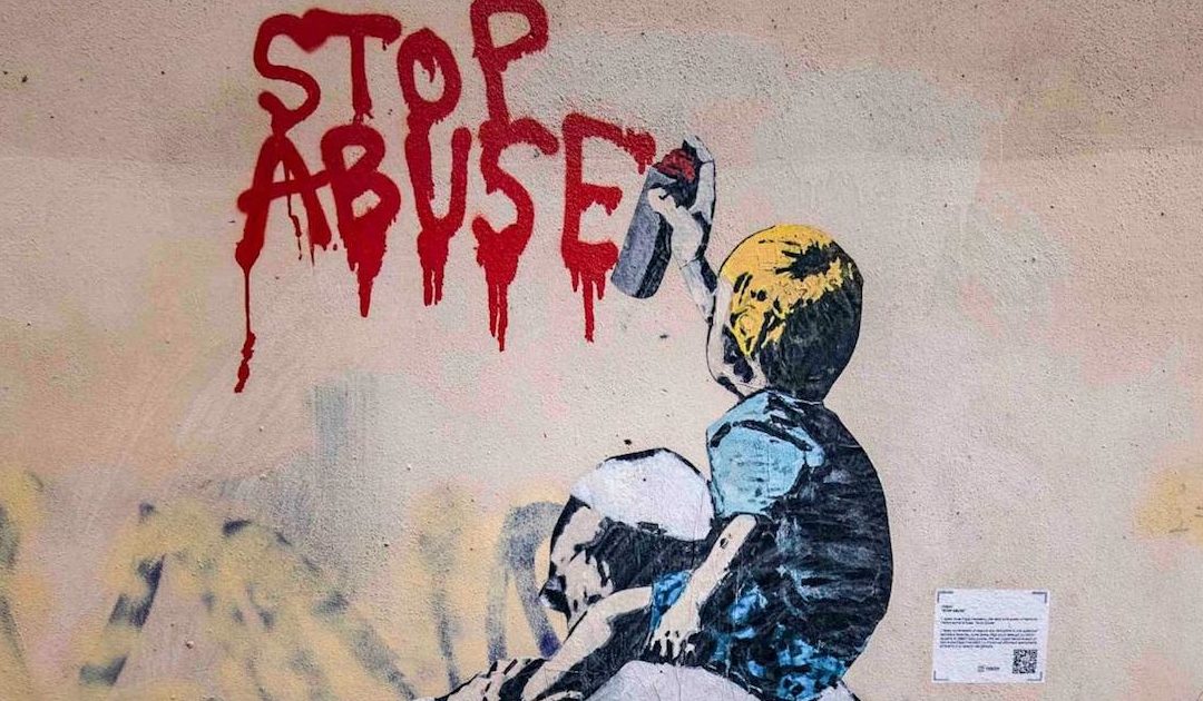 O grafite viral do Papa com o menino contra a pedofilia