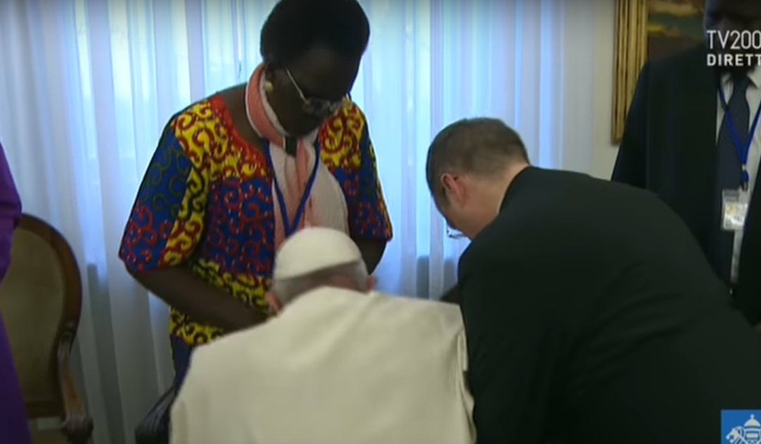 Papa ajoelha e beija os pés a líderes sul-sudaneses a pedir compromisso pela paz