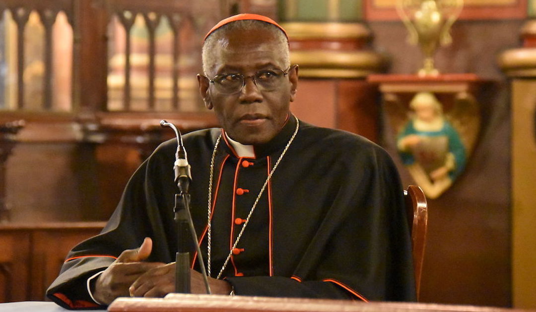 Cardeal Sarah diz que defesa dos migrantes é uma “falsa exegese” do evangelho