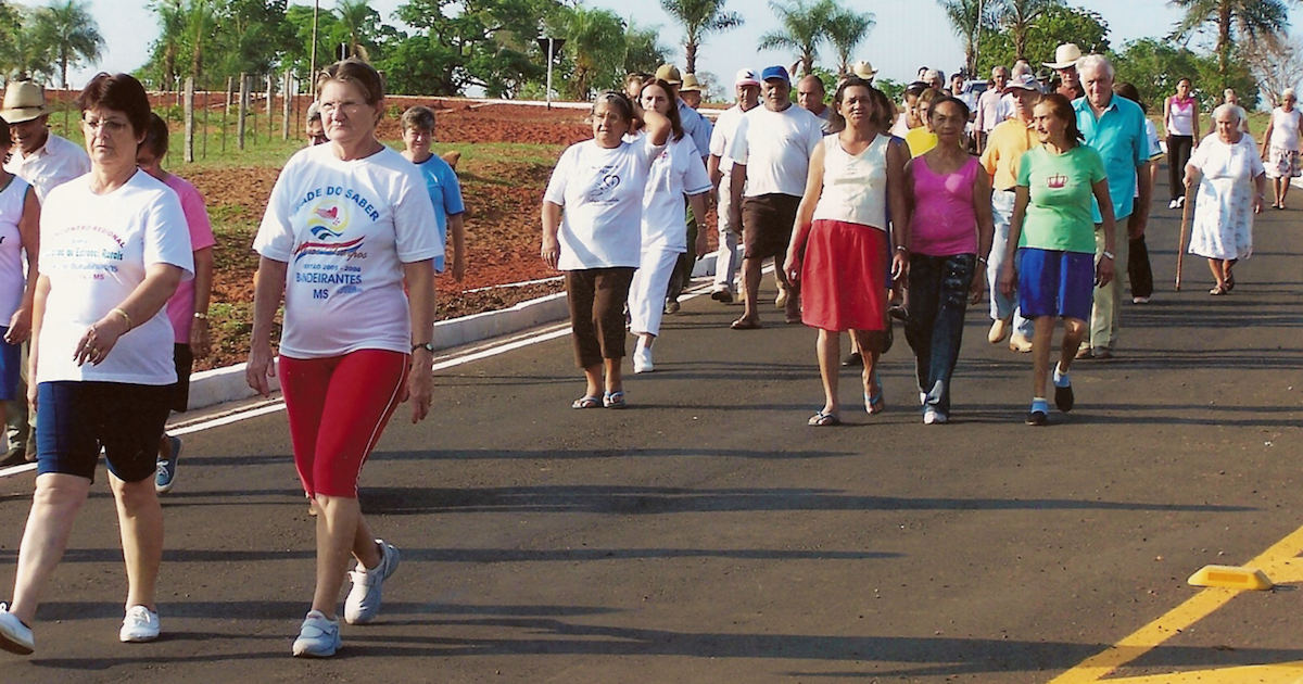 1280px-Caminhada_idosos