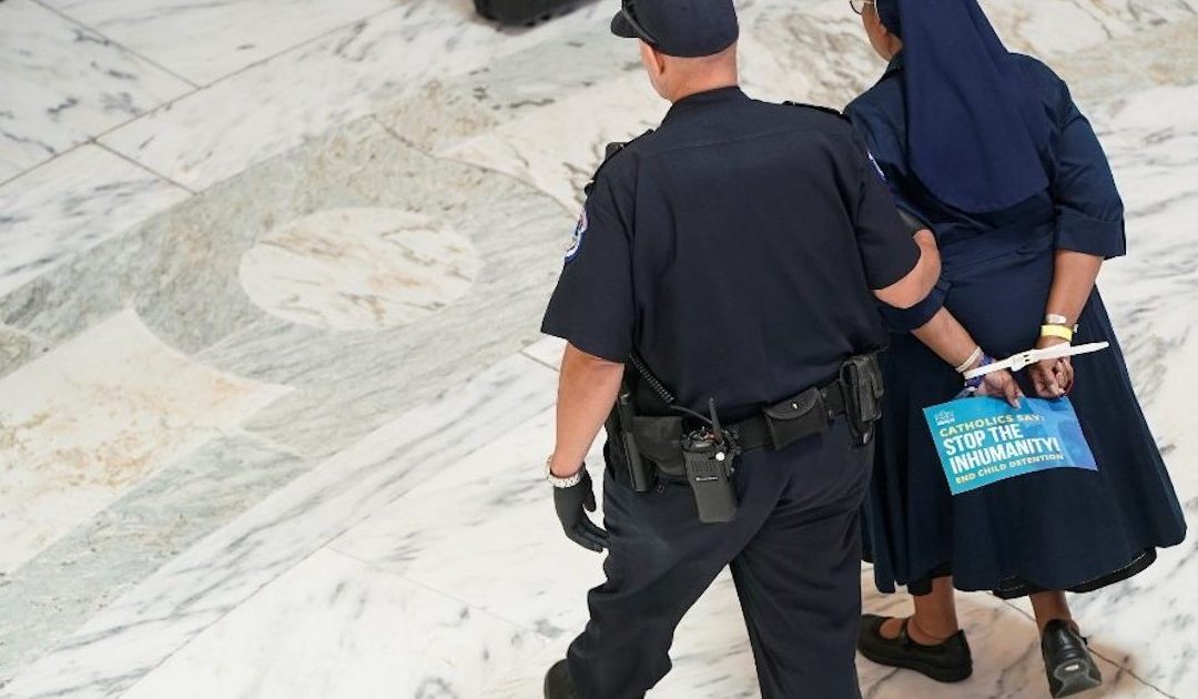 Rezar e “invadir” o Capitólio para protestar contra a política migratória de Trump