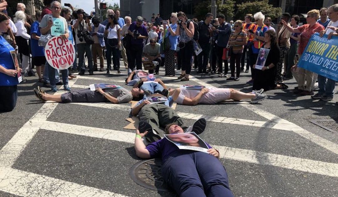 Cardeal Tobin lidera manifestação contra política de imigração dos EUA
