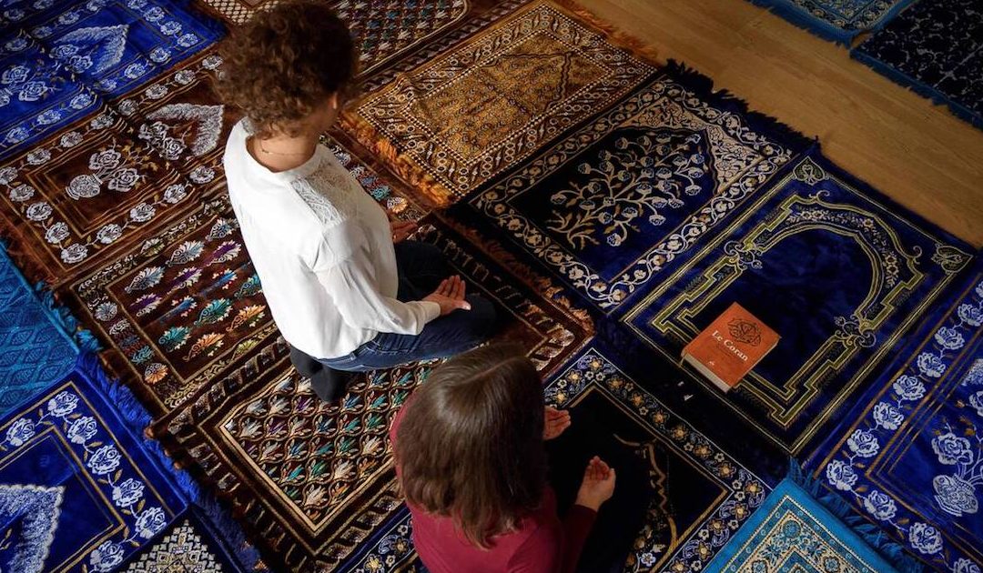 A primeira oração muçulmana com duas imames e homens e mulheres no mesmo espaço