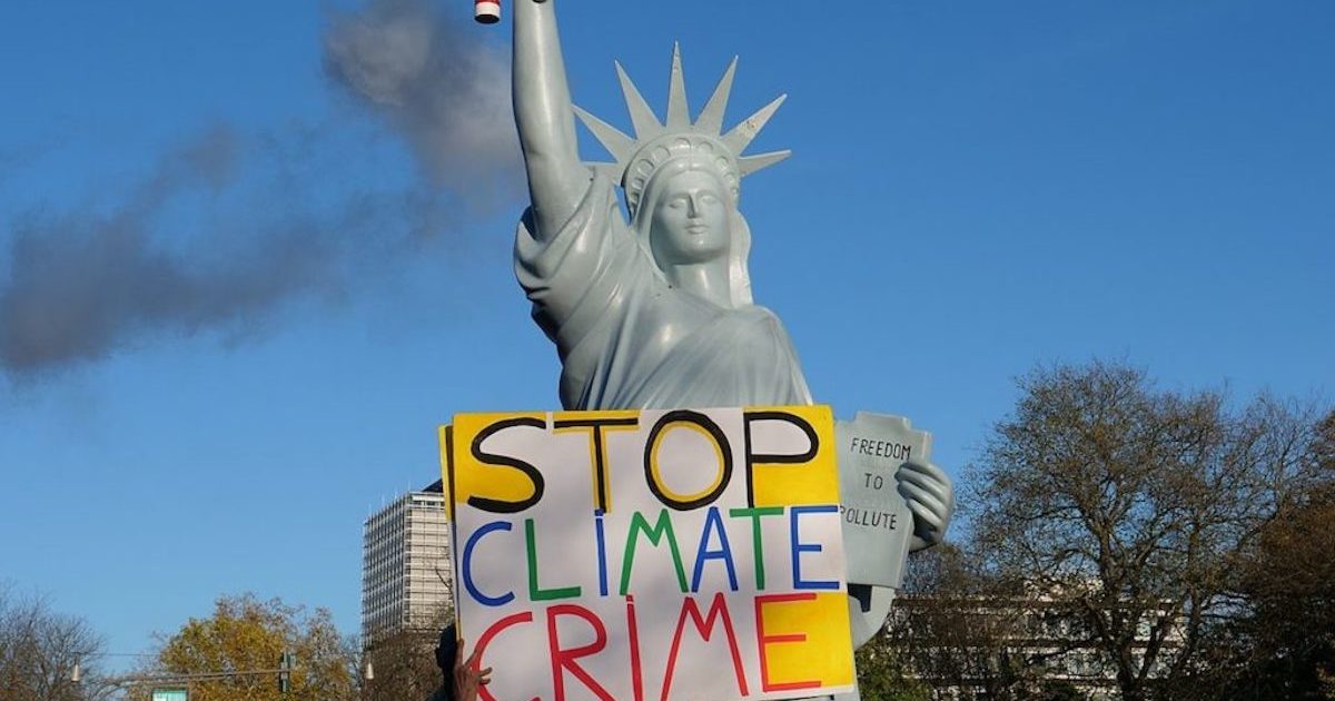 Foto-Klima-Kohle-Demo_-_Statue_of_Pollution-foto-Leonhard-Lenz-1024×768