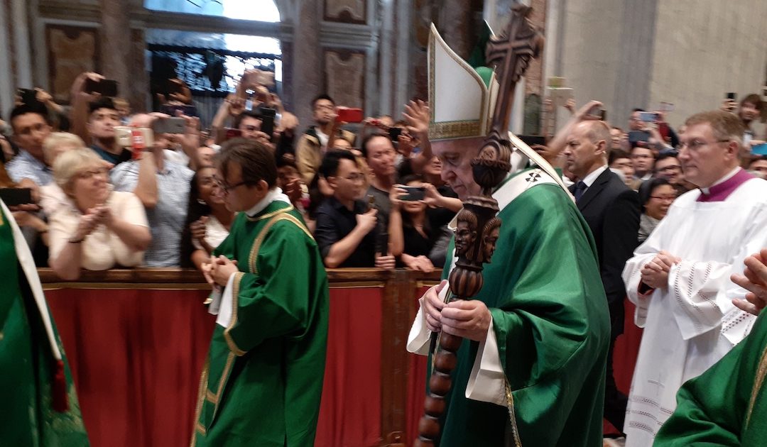 A surpresa do báculo do Papa Francisco, oferecido pelo bispo dom Merkel