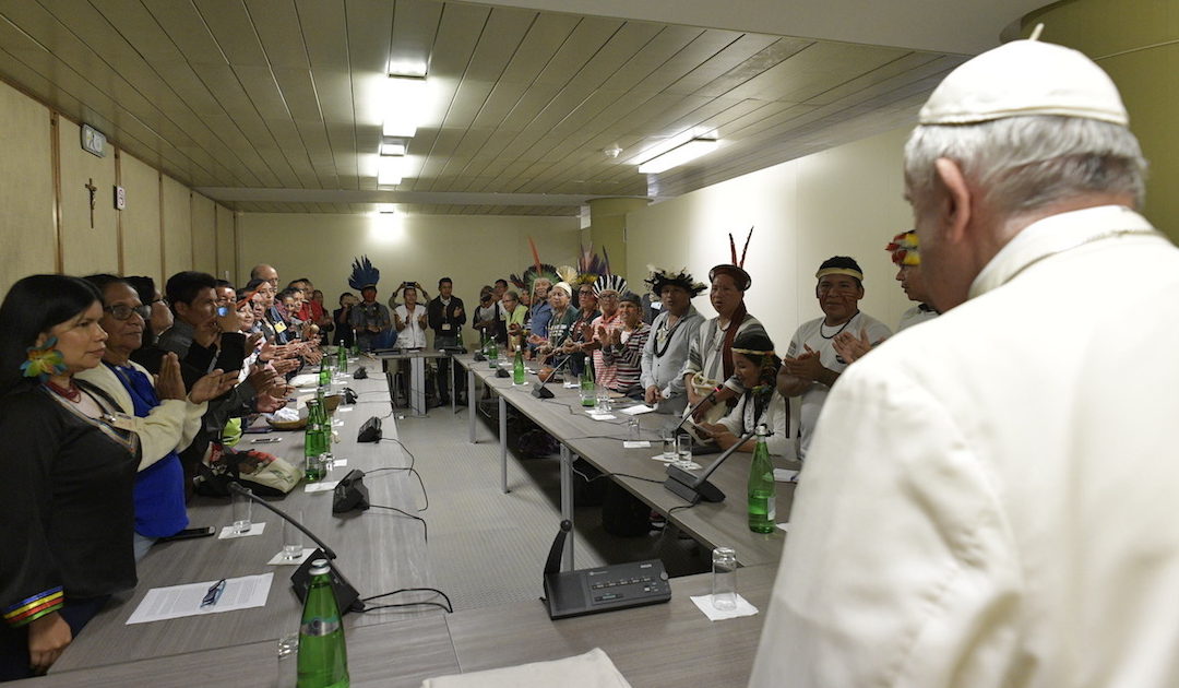 Dos anciãos ao “ancião” Papa Francisco, através de uma indígena