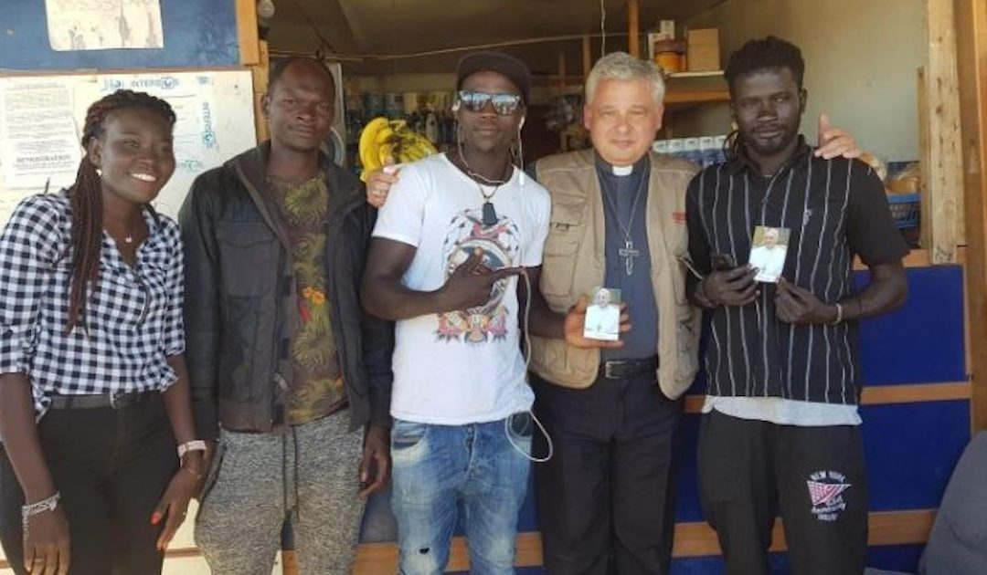 Cardeal “esmoleiro” leva aos “guetos” italianos o apoio do Papa