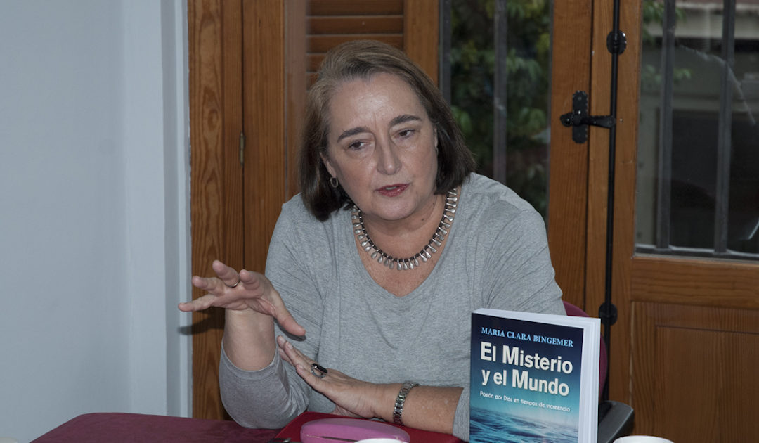 Clara Bingemer, teóloga da mística de olhos abertos, no simpósio dos 50 anos da Faculdade de Teologia