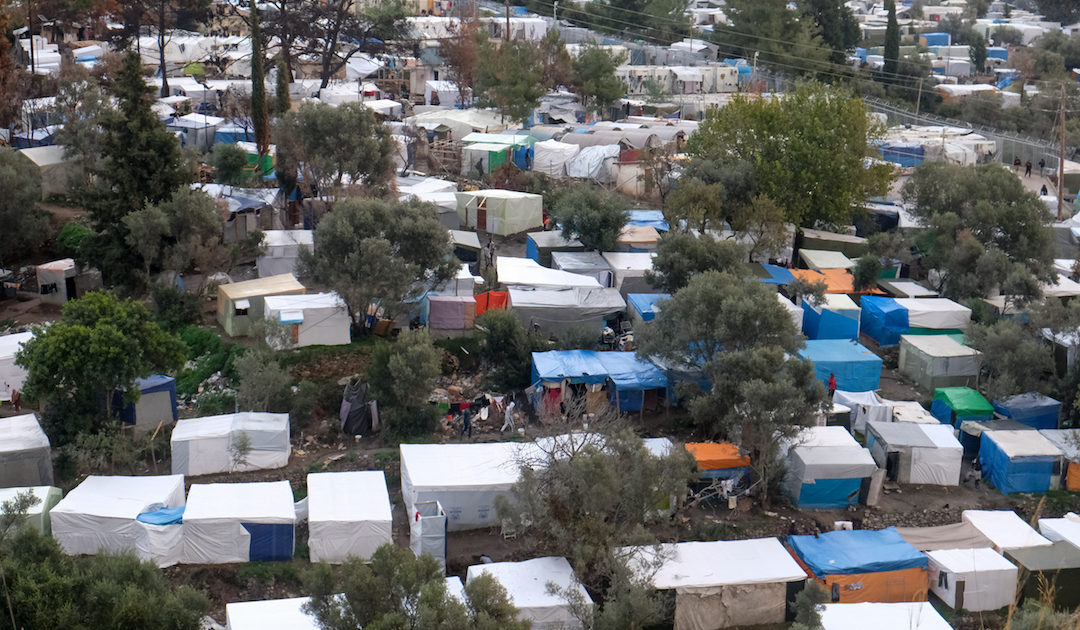 Em Samos, com refugiados (1) – O campo, sítio onde chove e dói