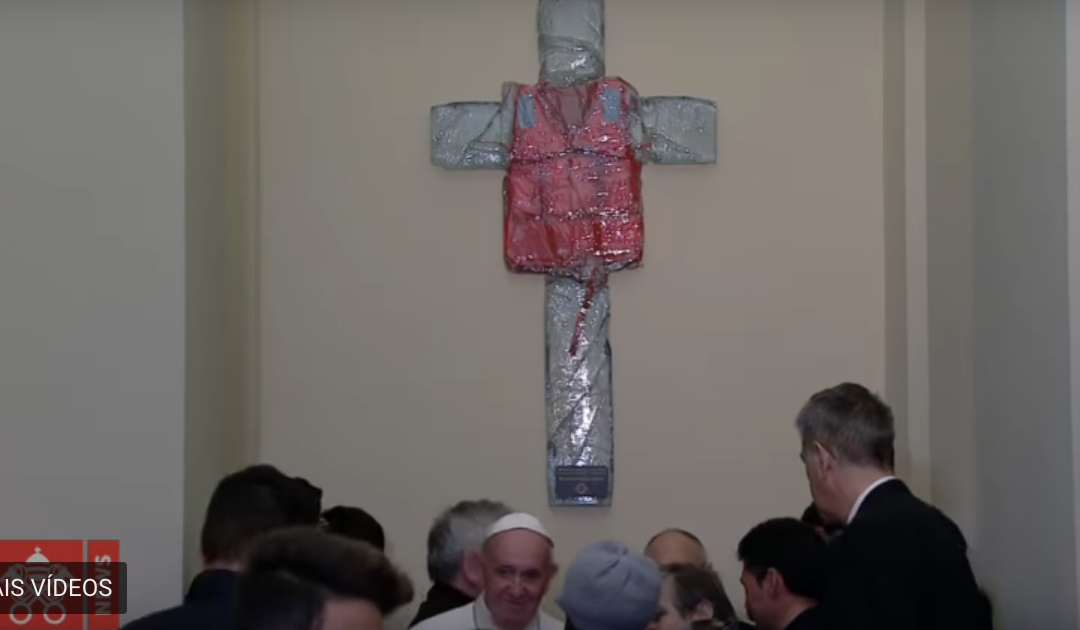 O colete “crucificado” pelo Papa para lembrar o compromisso de salvar vidas