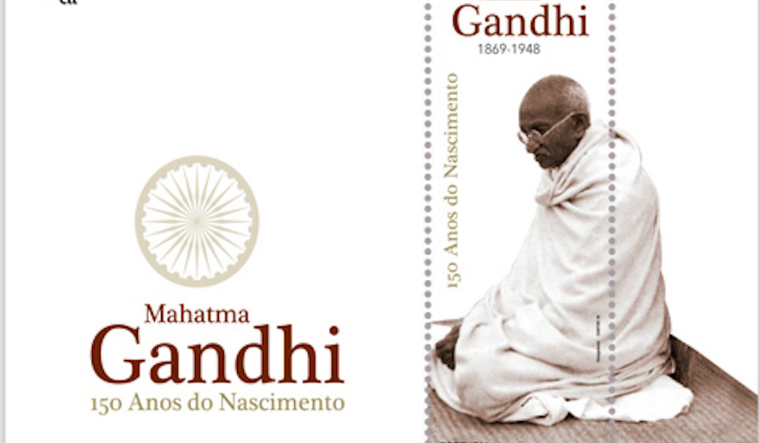 Um selo em tecido artesanal para homenagear Gandhi e a não-violência