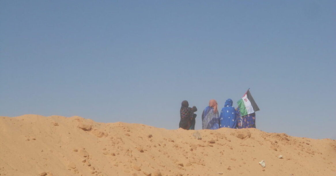 Sarauis no campo de Aousserd, em Tindouf (sudoeste da Argélia), na altura da visita do ex-enviado especial das Nações Unidas para o Sara Ocidental, Horst Kohler. Foto © Tomás Sopas Bandeira