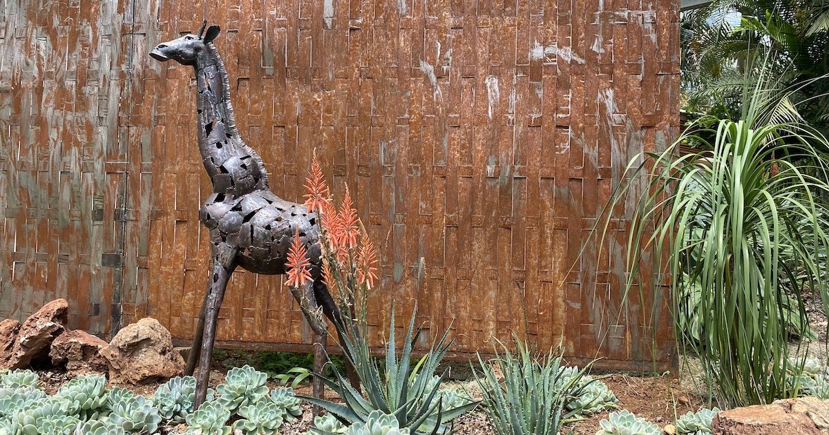 Escultura no jardim do Woodlands Guest Lodge, Harare, Zimbabué