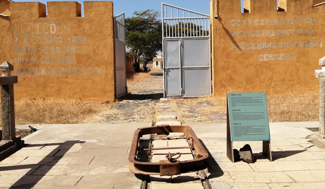Missionários “passadores” de cabo-verdianos e carros a atropelar gafanhotos