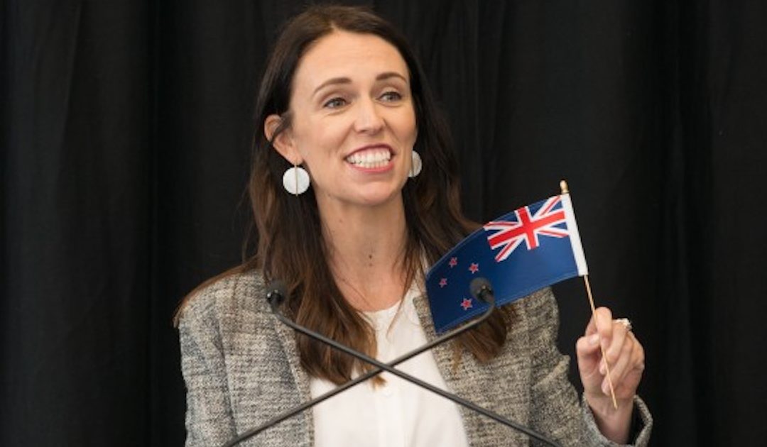 Jacinda Ardern lança bolsas de estudo para líderes políticos emergentes que privilegiem a bondade e a empatia