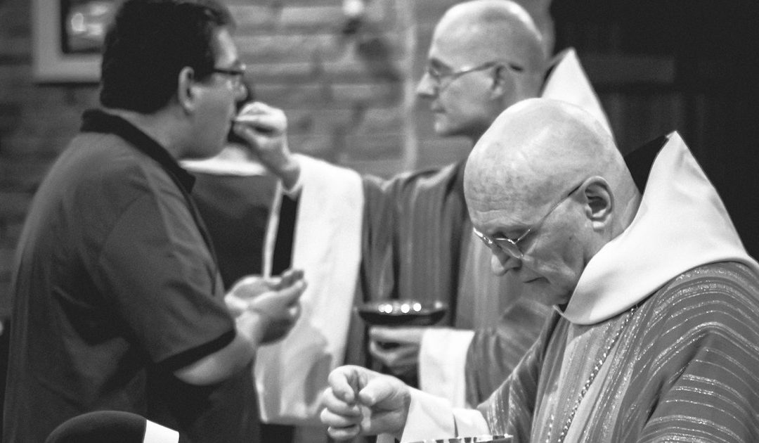 Padre de Lisboa dá a comunhão na boca, contrariando recomendação dos bispos e autoridades de saúde