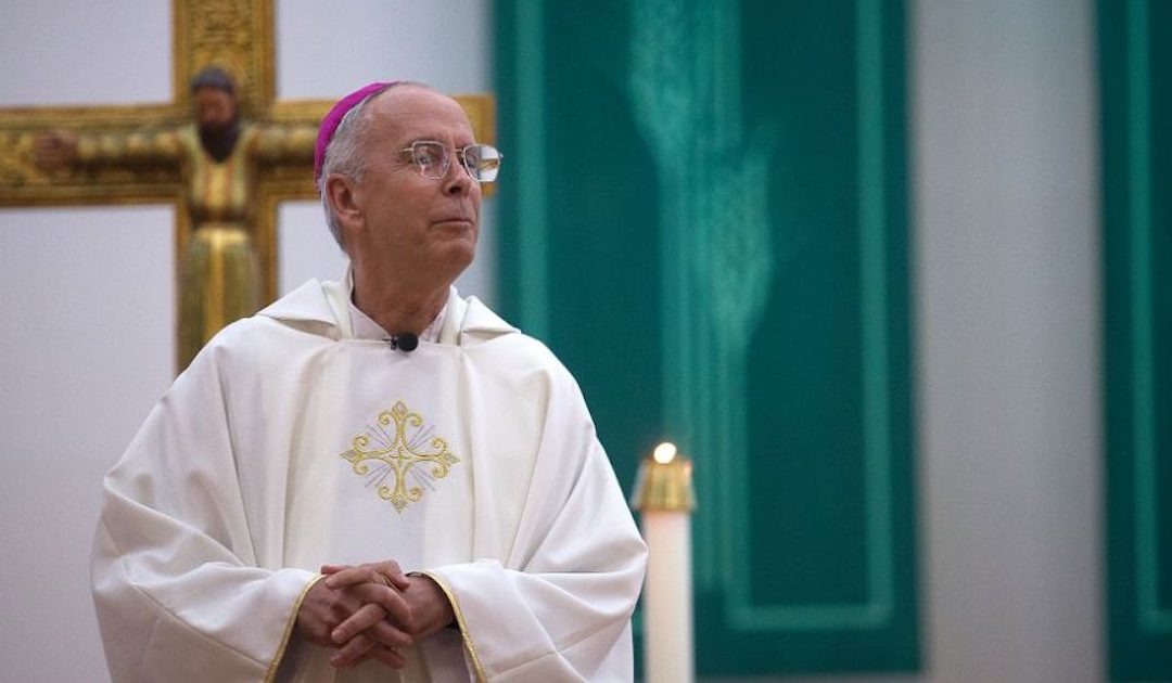 Bispo de El Paso pede libertação de imigrantes não-violentos