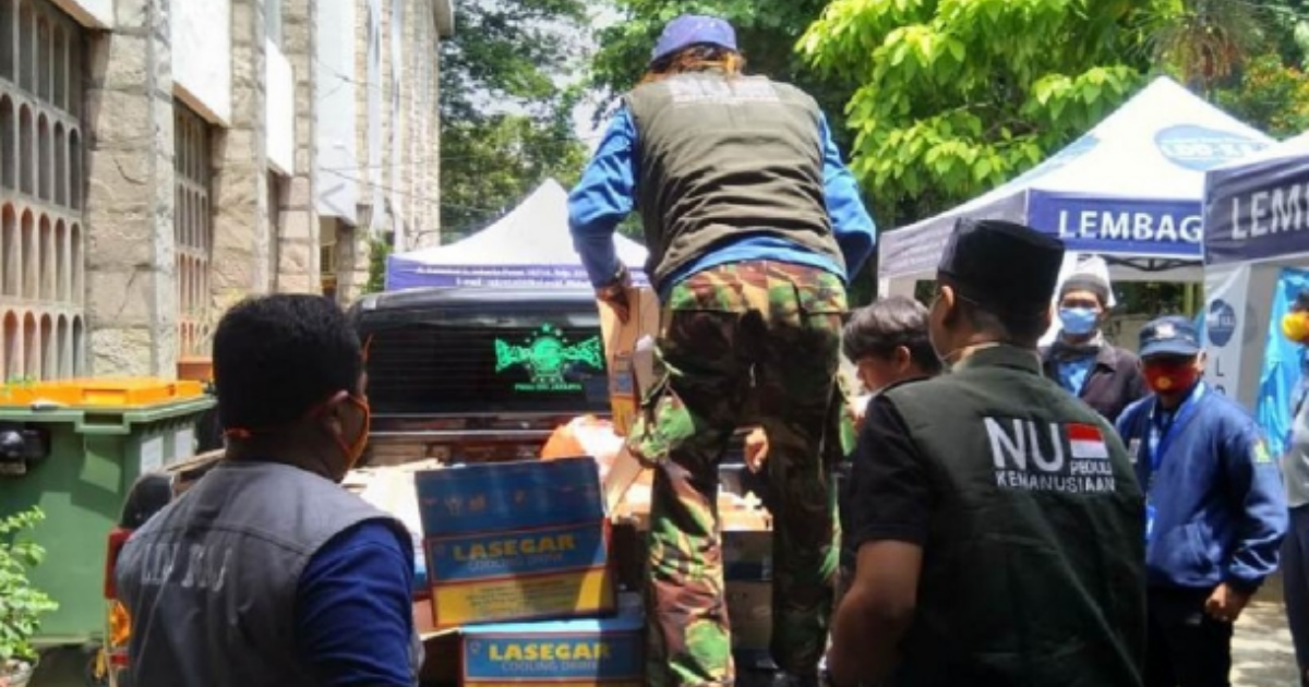 Nahdlatul Ulama volunteers load food packages onto a pickup truck at the Daya Dharma Institute to be distributed to marginalized groups in Jakarta. (Photo courtesy of Nahdlatul Ulama)
