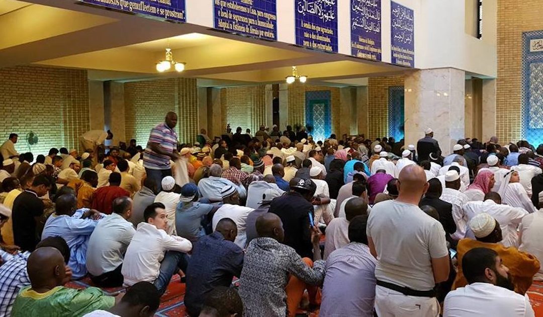 Muçulmanos começam Ramadão sem poder rezar nas mesquitas