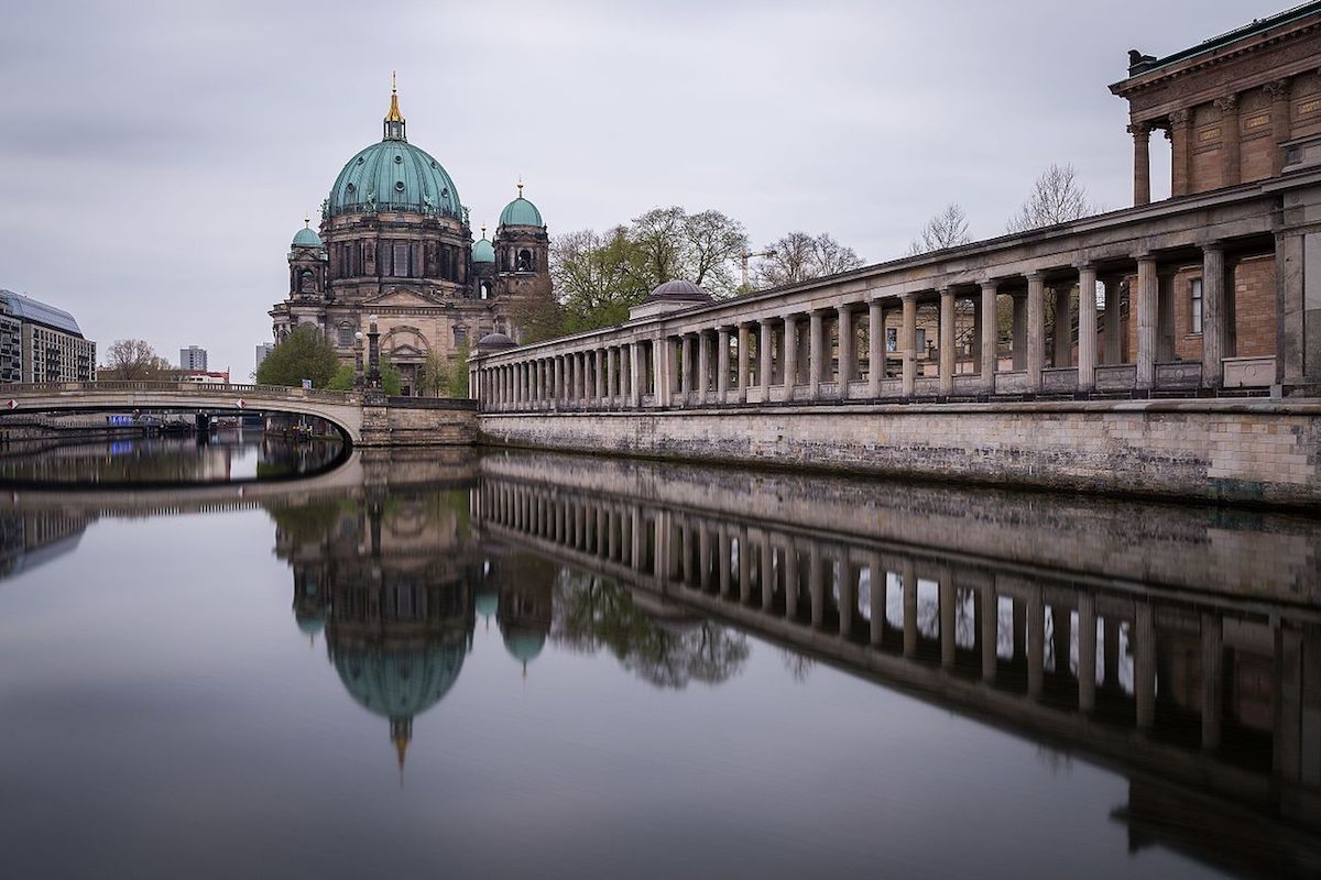 Catedral de Berlim, reflexo no rio Spree Catedral de Berlim, reflexo no rio Spree