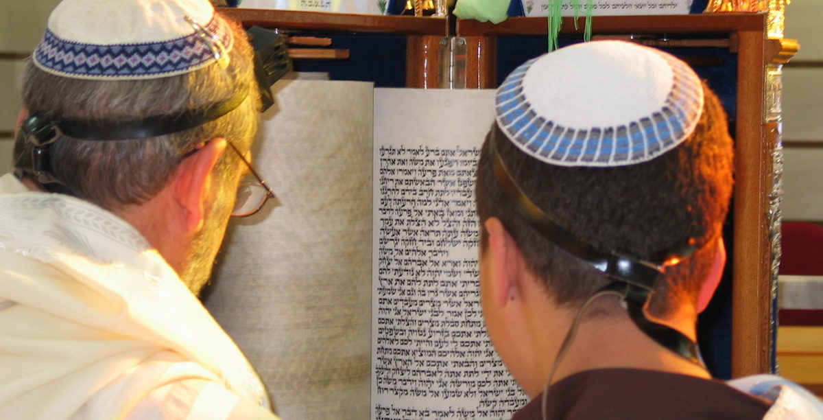 Judaísmo. Dois judeus sefarditas lêem a Torá