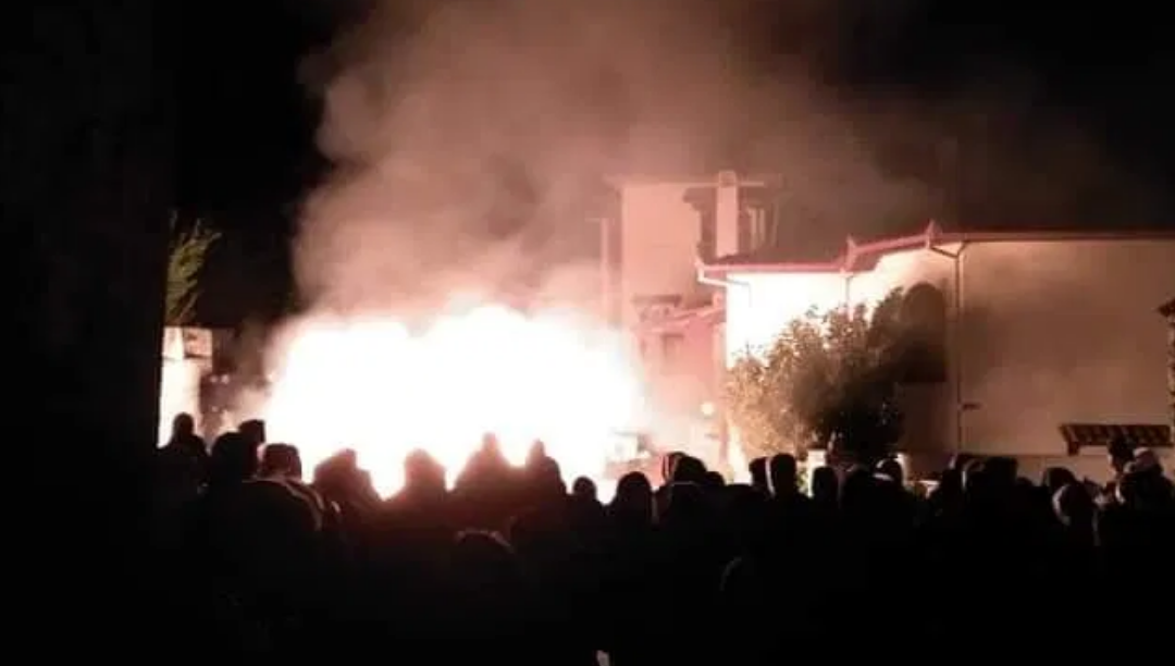 Grécia: Manifestantes incendeiam hotel para impedir acolhimento de refugiados