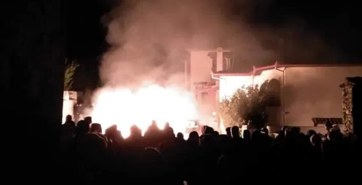 hotel incendiado no norte da grecia, foto sacada do site keeptalkinggreece, sem creditos hotel incendiado no norte da grecia, foto sacada do site keeptalkinggreece, sem creditos