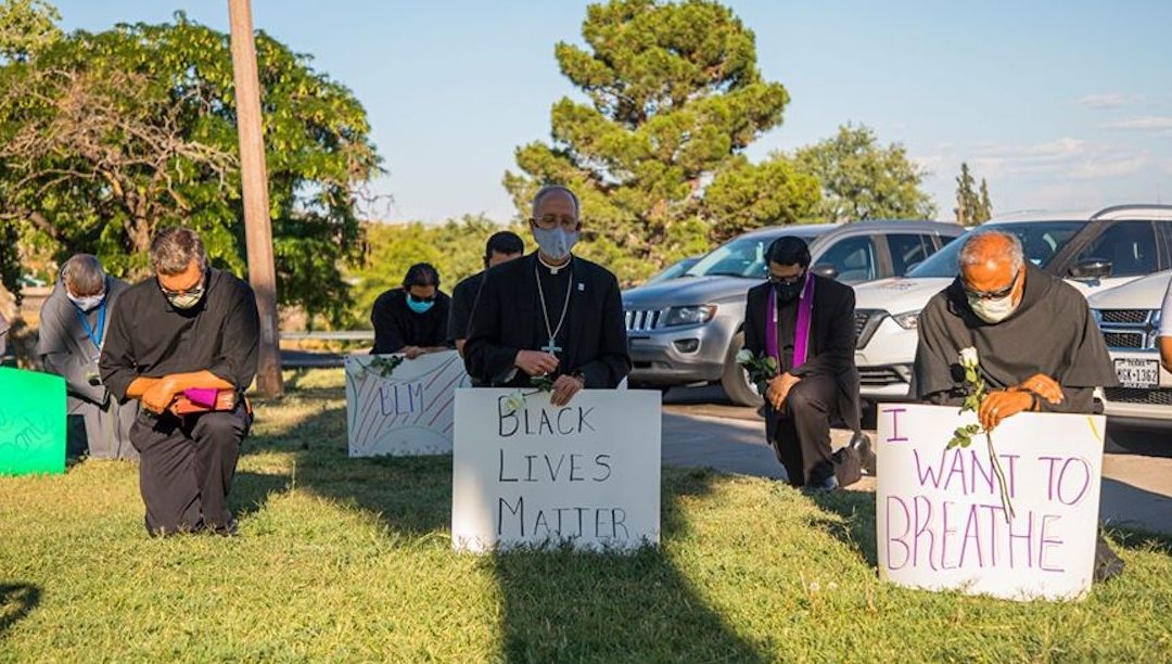 Bispo de El Paso ajoelha-se em protesto contra o racismo, Papa telefona-lhe em sinal de apoio