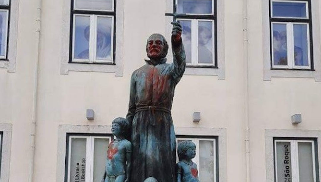 Estátua do padre António Vieira vandalizada em Lisboa já foi limpa pela Câmara