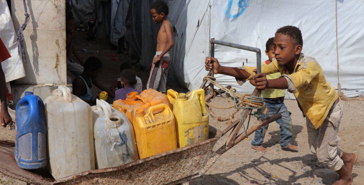 © UNICEF A 13-year-old boy collects water in Ammar Bin Yasser, a camp for people displaced by the conflict in Yemen. © UNICEF A 13-year-old boy collects water in Ammar Bin Yasser, a camp for people displaced by the conflict in Yemen.