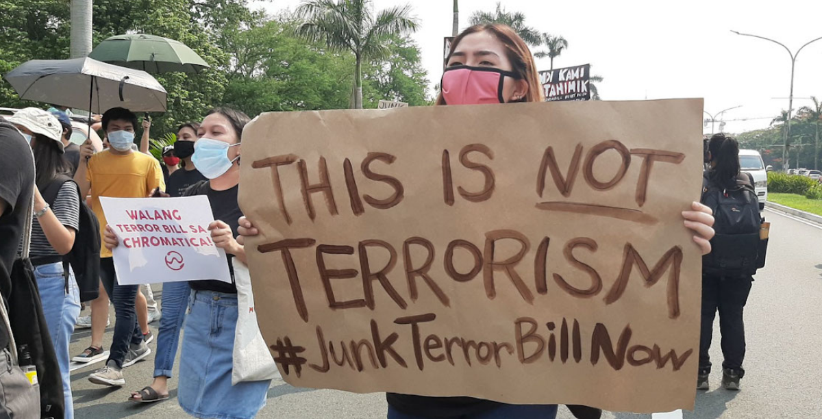 Os protestos contra a lei anti-terrorismo têm-se multiplicado nas Filipinas. Foto_ College Editors’ Guild of the Philippines Os protestos contra a lei anti-terrorismo têm-se multiplicado nas Filipinas. Foto_ College Editors’ Guild of the Philippines