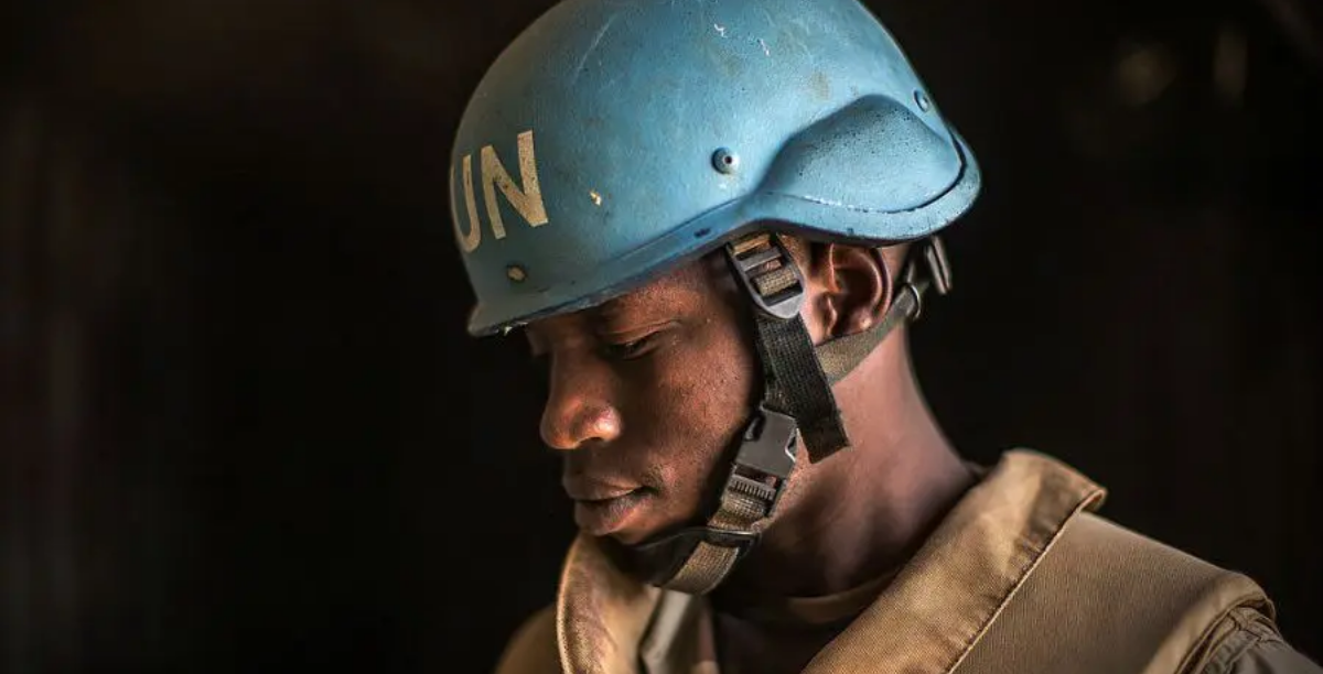 Um soldado de paz da Missão Multidimensional Integrada para Estabilização das Nações Unidas do Mali (MINUSMA), em patrulha na cidade de Timbuktu, no Mali. Foto_ ONU _ Harandane Dicko