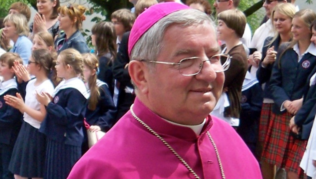 Bispo polaco acusado de encobrir pedofilia substituído rapidamente pelo Papa
