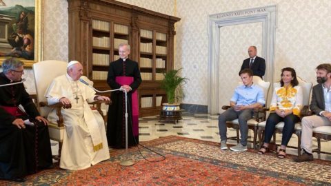 O Papa Francisco confessa a Juliette Binoche e mais 14 como foi a sua conversão ecológica Papa. Juliette Binoche. Ecologia