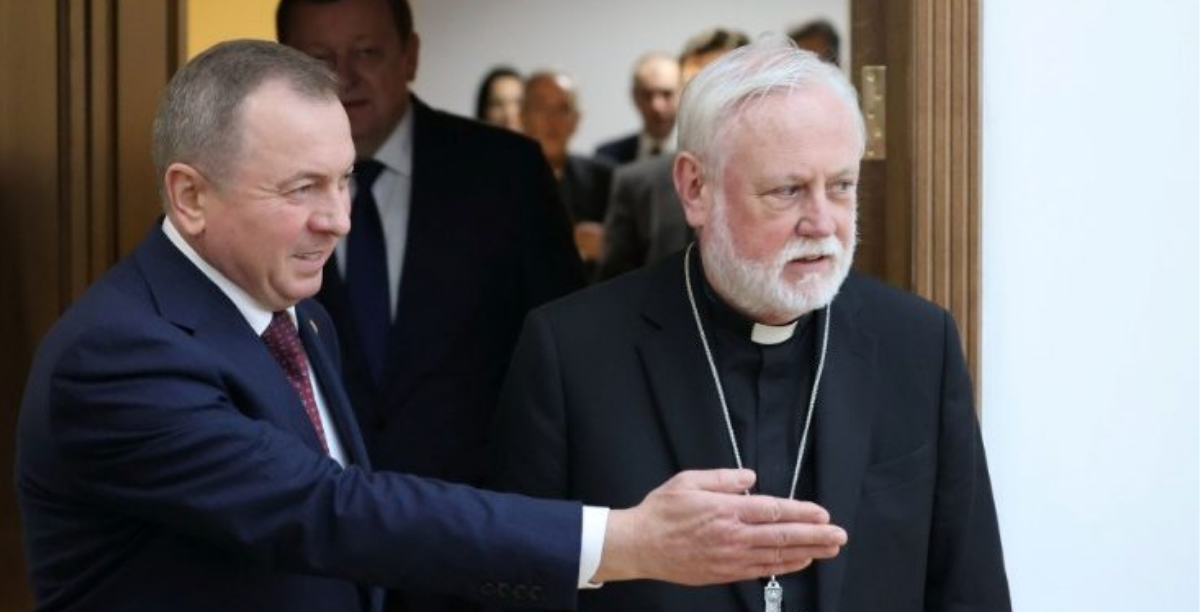 Ministro do Exterior bielorusso Vladimir Makei com o arcebispo Gallagher em Minsk, Foto_ Vatican News. Ministro do Exterior bielorusso Vladimir Makei com o arcebispo Gallagher em Minsk, Foto_ Vatican News.
