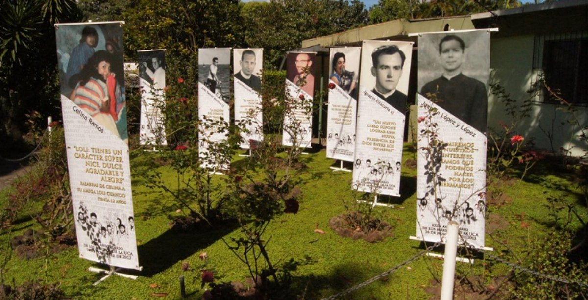 Na Universidade Centro-Americana, ‘O jardim das rosas’ recorda o lugar onde aconteceu os assassinatos (Centro Monsenor Romero)
