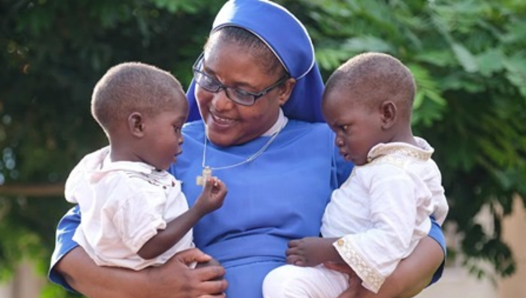 Religiosas criam rede mundial para promover reintegração de crianças institucionalizadas em famílias