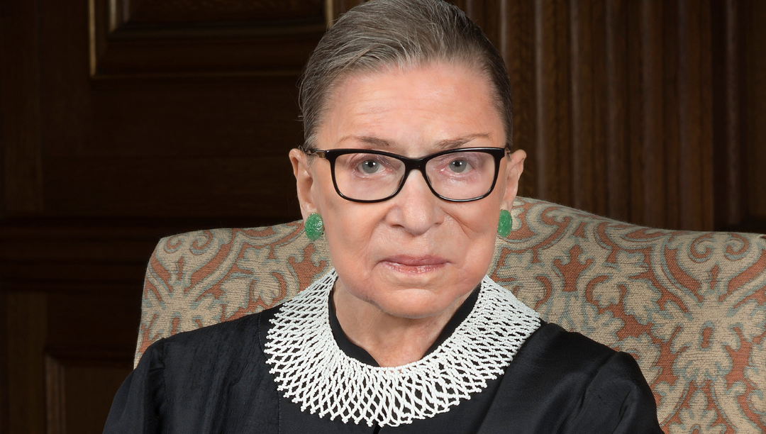 Ruth Bader Ginsburg: a juíza pioneira e “orgulhosamente judia” que provou que as mulheres não se medem aos palmos