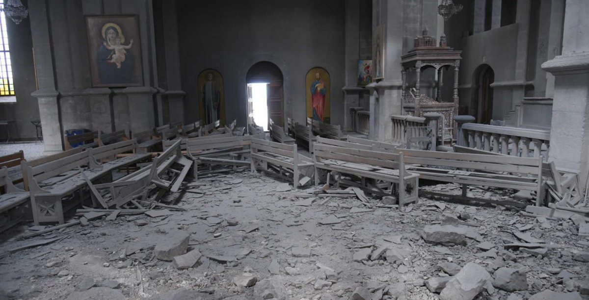 catedral choucha azerbaijao O míssil que atingiu a catedral de Choucha provocou inúmeros estragos.© EPA / Davit Ghahramanyan / Ministério dos Negócios Estrangeiros da Arménia
