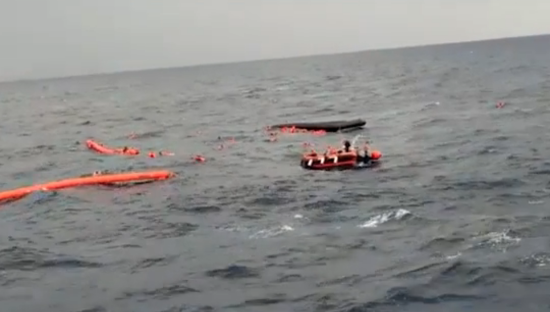 Open Arms resgata 263 pessoas do Mediterrâneo, mas há seis vítimas de naufrágio, incluindo um bebé
