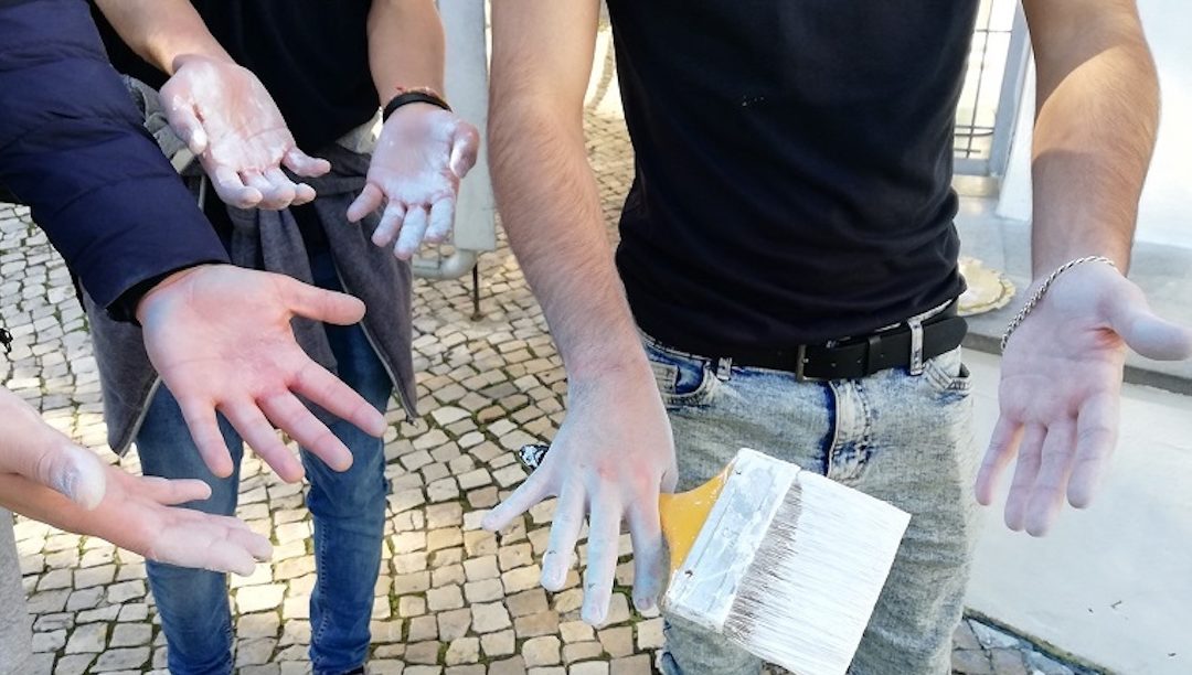 Católica apresentou queixa e alunos de Moral limparam grafites racistas que apareceram em escolas de Lisboa