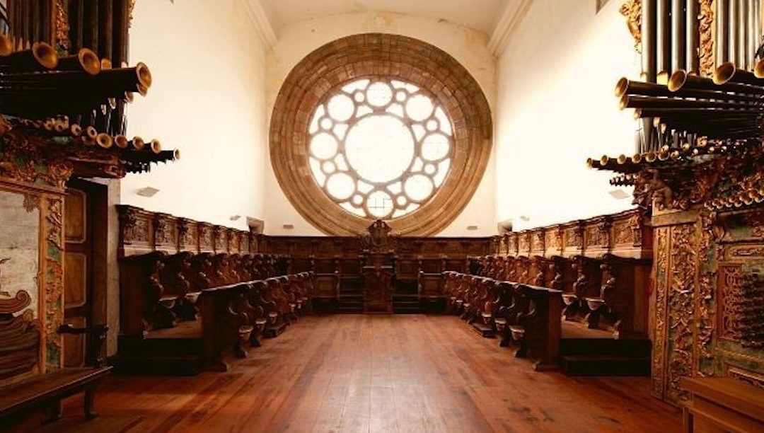 Dois retábulos em restauro no Mosteiro de Pombeiro
