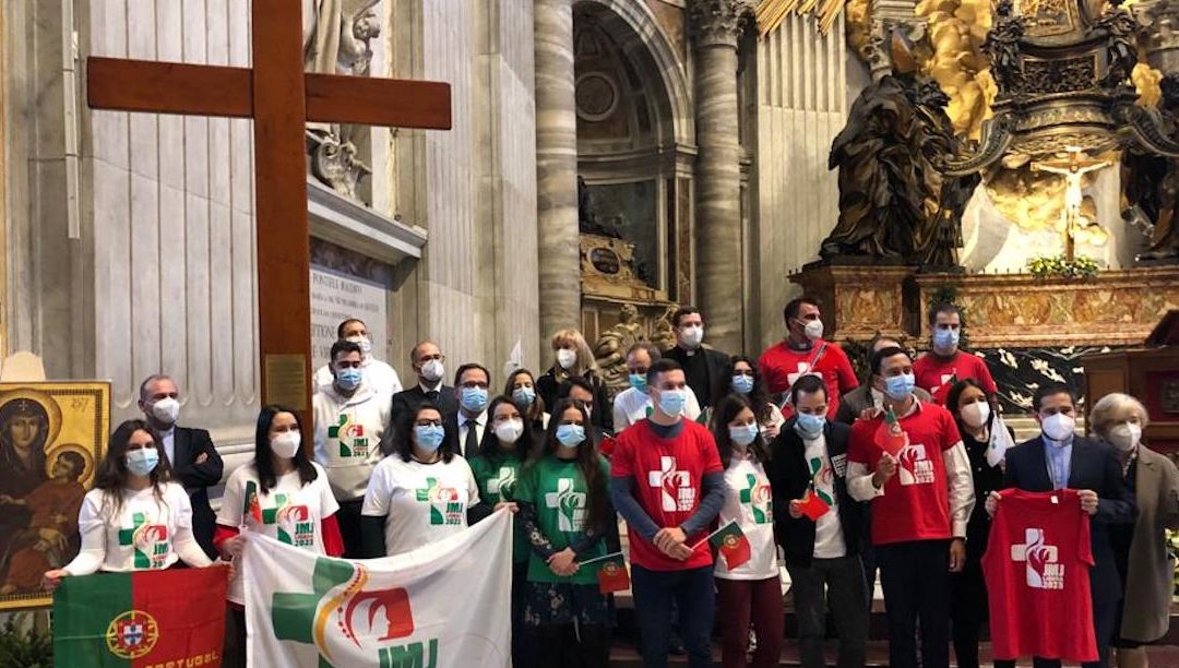 Papa entregou cruz da JMJ a Portugal e pediu que os jovens escolham quem sofre e recusem “febre” consumista