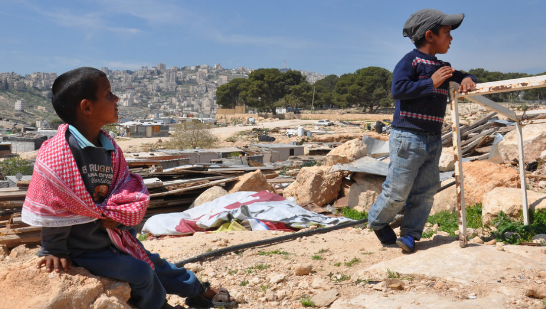 Forças israelitas destroem aldeia palestiniana, deixando 41 crianças sem casa