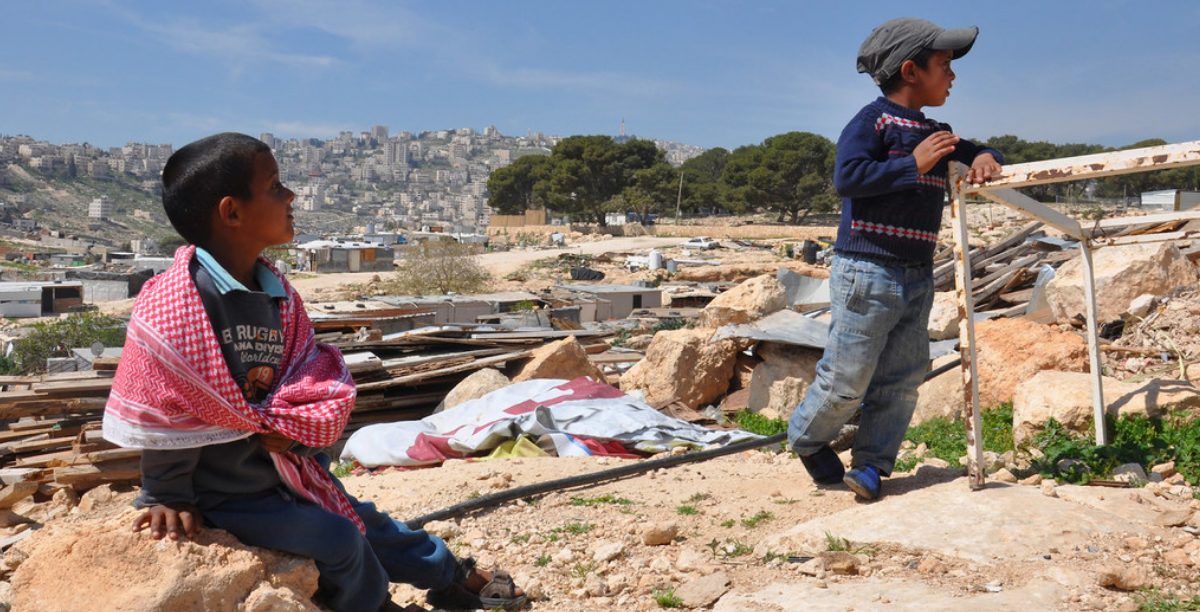 crianças beduínas aldeia demolida cisjordania, Foto ONU crianças beduínas aldeia demolida cisjordania, Foto ONU
