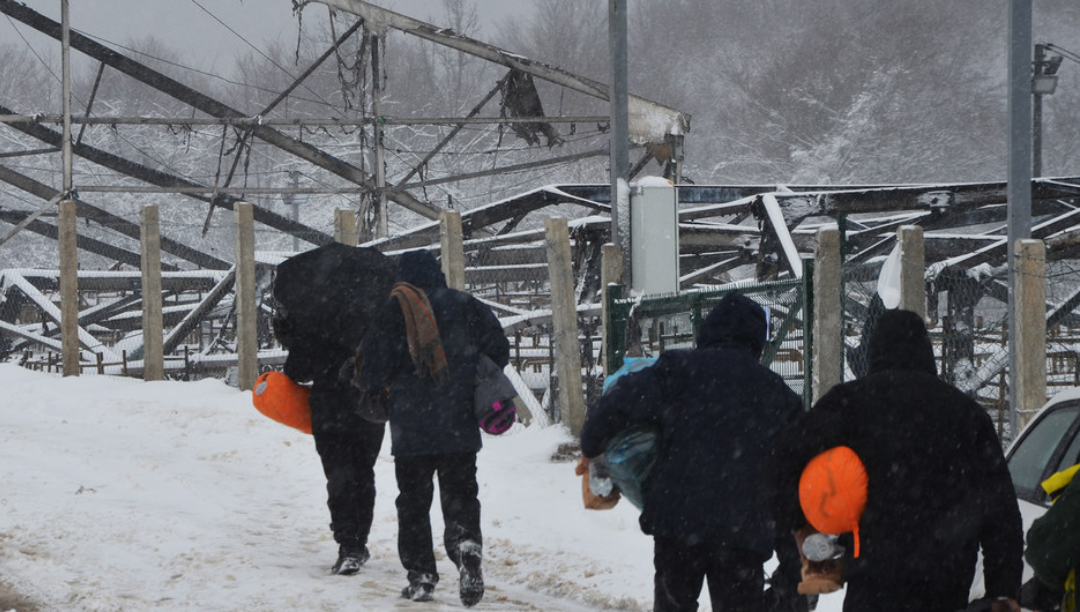 “Não podemos abandonar seres humanos na neve”: ONG alertam para sofrimento de migrantes nos Balcãs