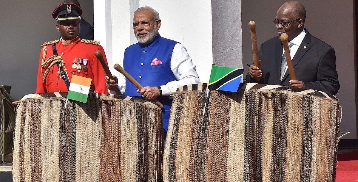 O primeiro-ministro da Índia, Narendra Modi (esqª), com o Presidente da Tanzânia, John Magufuli (dirª) O primeiro-ministro da Índia, Narendra Modi (esqª), com o Presidente da Tanzânia, John Magufuli (dirª)