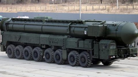 Nada é tão humano ou tão desumano como a guerra Armas nucleares; armamento; guerra
